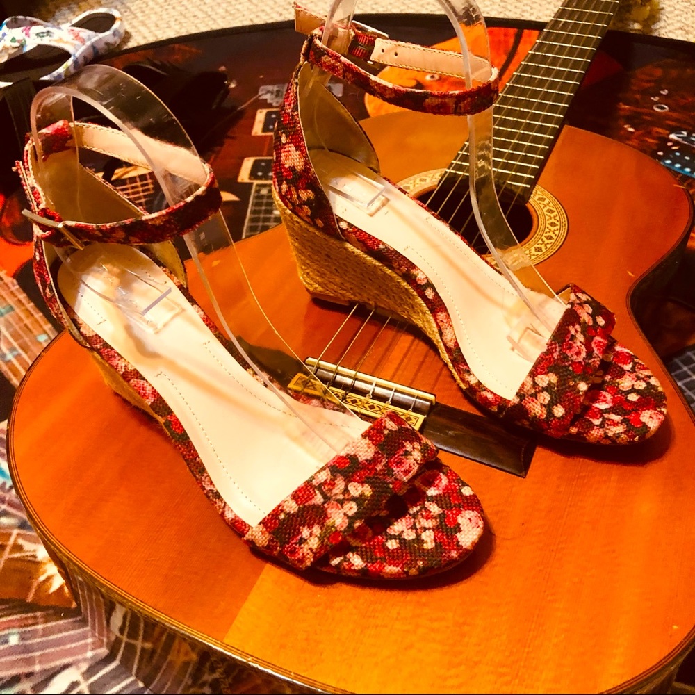 🌹Gorgeous Tahari Floral Print Wedge Sandals!